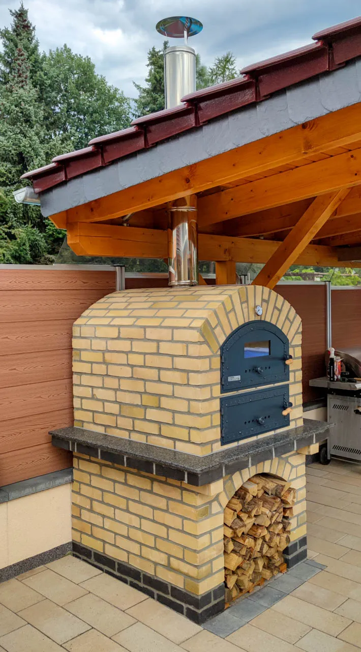 Pizzaofen frei stehend unter Carport gelb gemauert mit Mediterran Limone Klinker