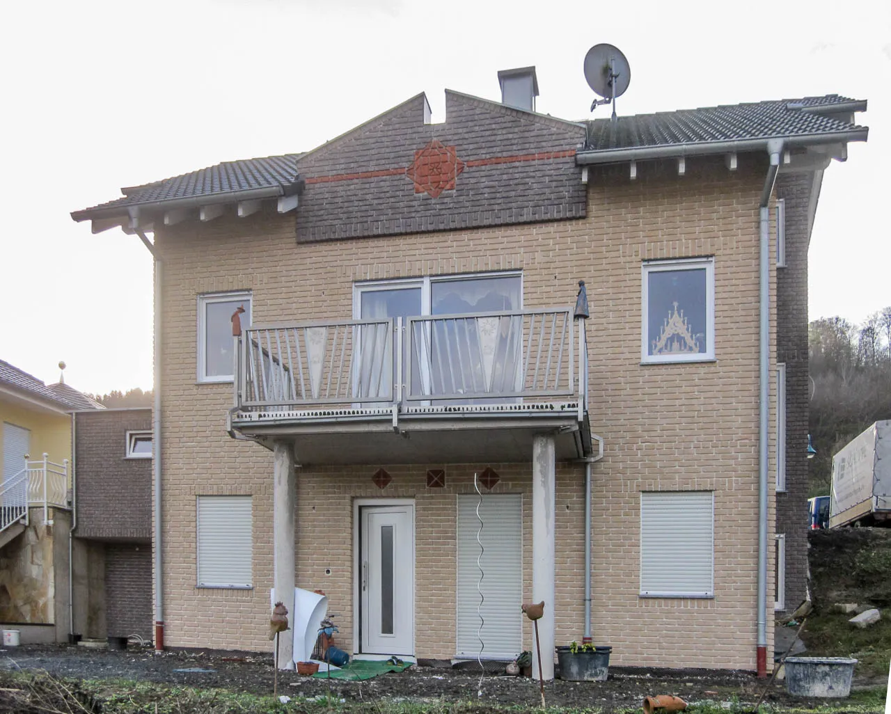 Hausfassade mit den Klinkerriemchen Sandgelb. Eine schöne gelbe Außenfassade mit Integrierung von grauen Backsteinriemchen. Eine tolle Kombi. 