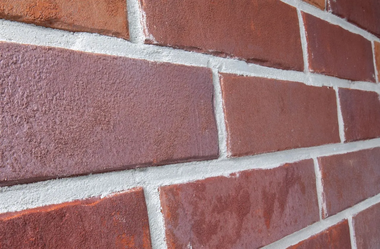 Produktbild schräg Spaltriemchen Kupfer rot bunt. Das Klinkerriemchen  hat eine glatte rot-bunte Oberfläche und ist nur 14mm stark.