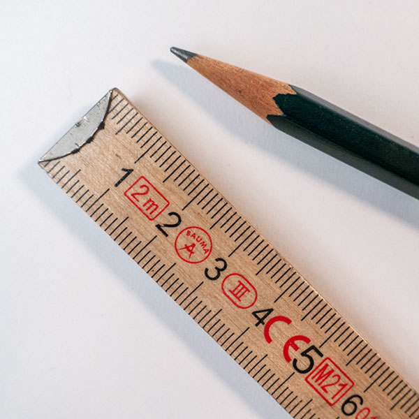 Maßstab und Bleistift
